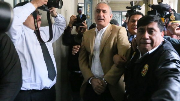 LIMA, 30 JUNIO 2016. EL EX GOBERNADOR DEL CALLAO ALEX KOURI ES CONDENADO A 5 AÑOS DE PRISION POR EL CASO CONVIAL, ASI LO SENTENCIO EL PODER JUDICIAL, ADEMAS KOURI DEBERE PAGAR UNA REPARACION CIVIL DE S/.26 MILLONES. LUEGO DE LA SENTENCIA FUE TRASLADADO A LA CARCELETA DEL PODER JUDICIAL. FOTOS: MIGUEL BELLIDO/EL COMERCIO.
